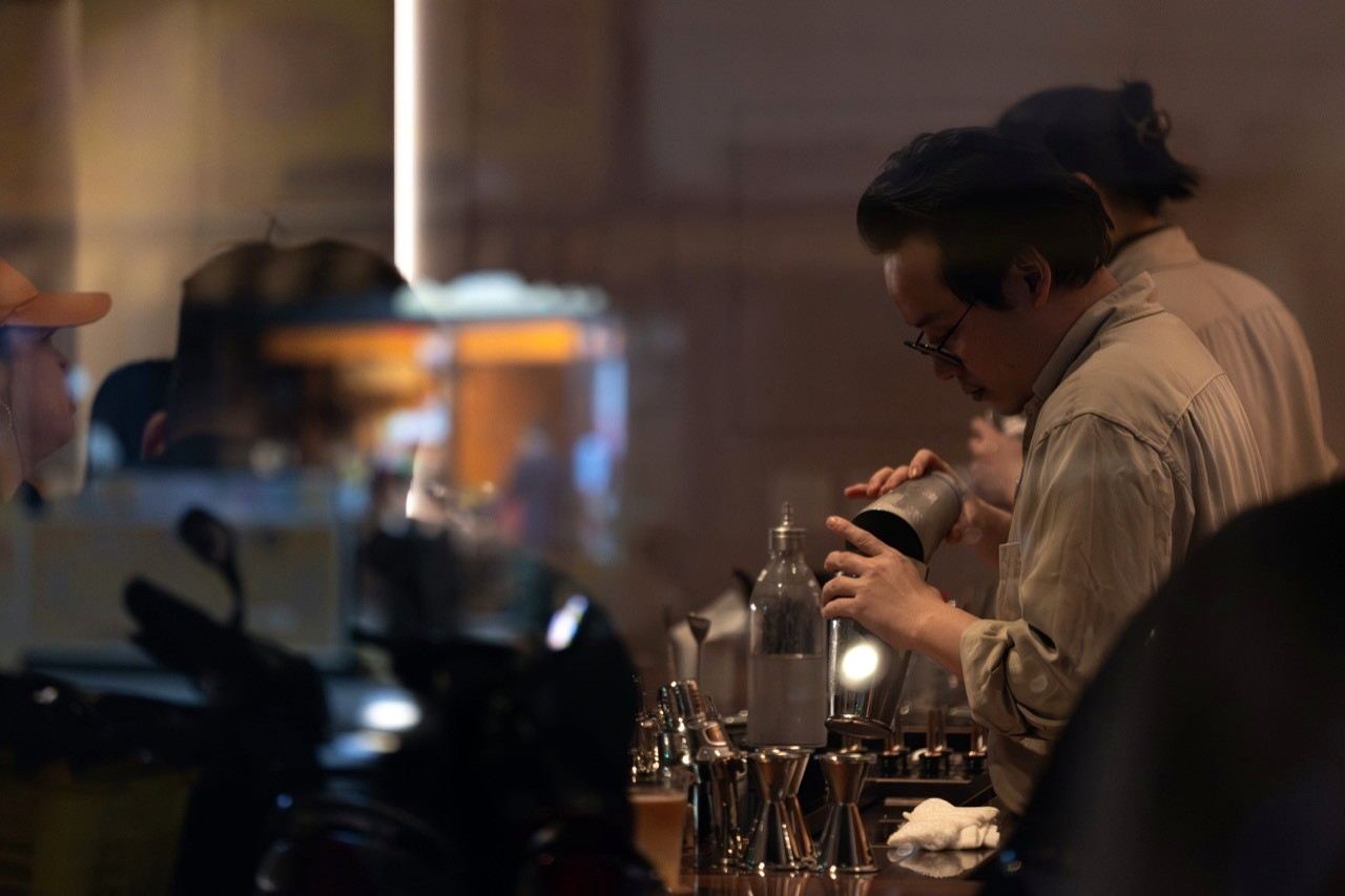 CAJU 的調酒師正在吧台調酒